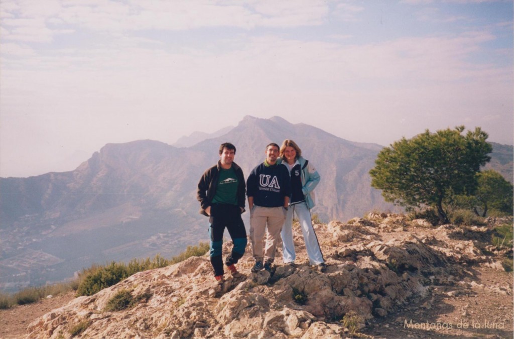 Joaquín, Jesús Santana y Reme en la cima de La Cruz de La Muela, 463 mts., detrás en el centro la Leja de Millamón